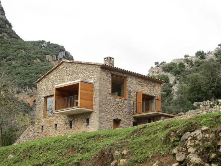 Maison en pierre avec balcon