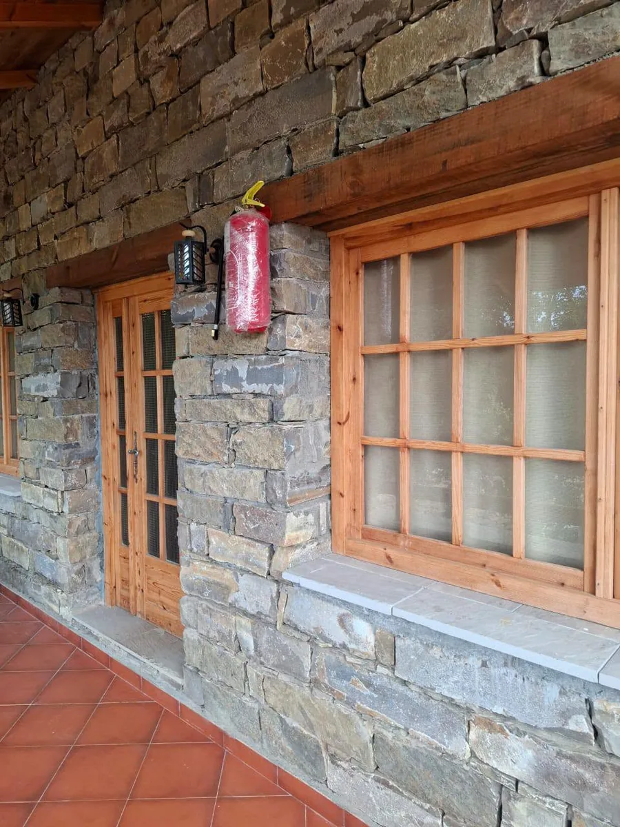 Fenêtre bois et pierre
