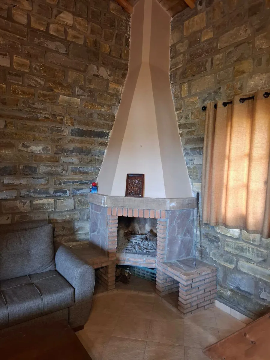 Intérieur en pierre avec cheminée